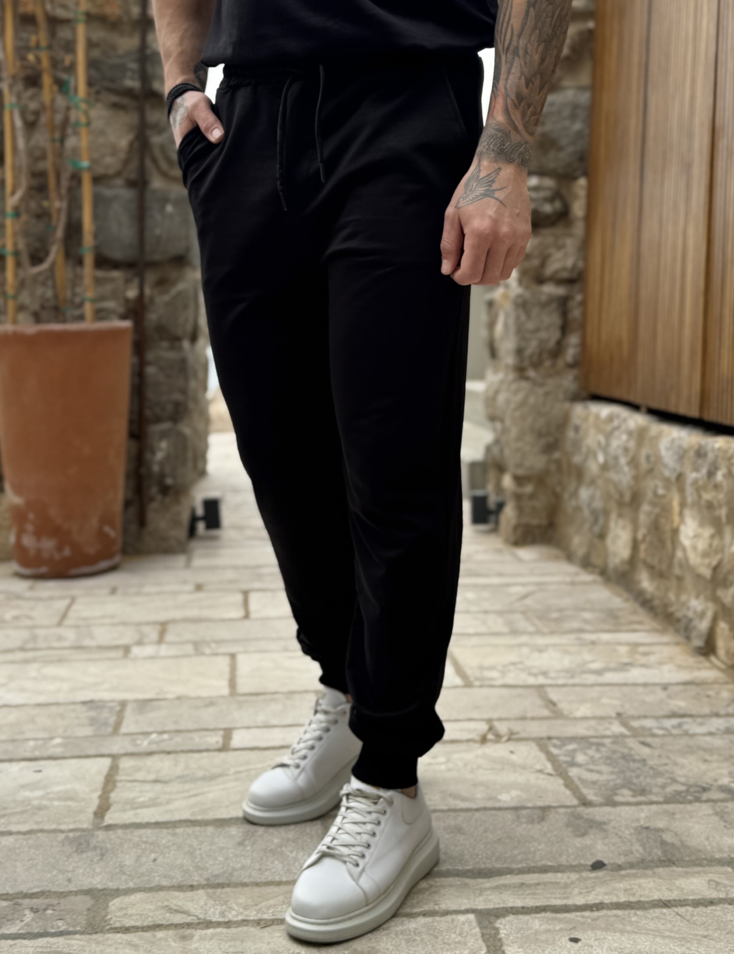 Ανδρική μαύρη αθλητική φόρμα με λάστιχο KEF2616M